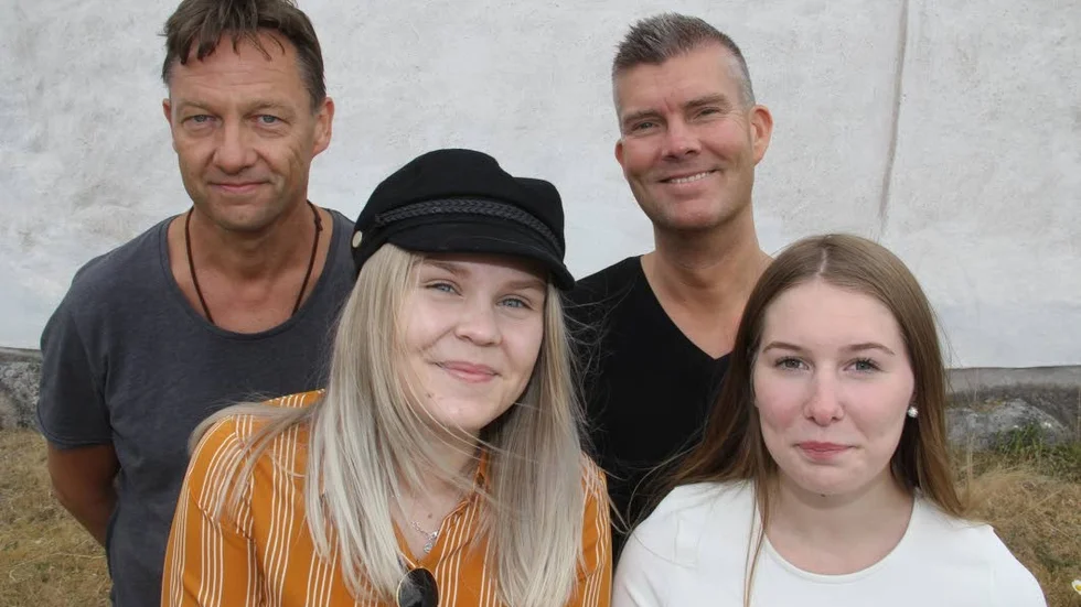 Klara Larsson (tv), och Clara Wesslén tar klivet upp på scenen på Allsång i Tierp. Här med arrangörerna Johan J:son Ljung (tv) och Martin Lindberg.