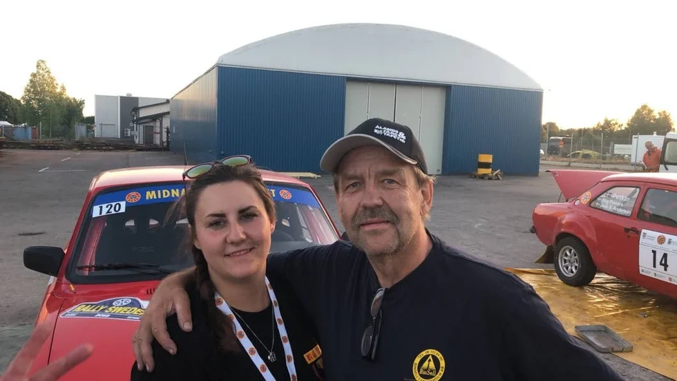Jessica Larsson läste noterna åt pappa Dick Larsson under Midnattssolsrallyt.
