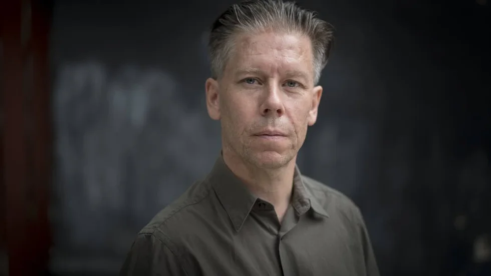 Med diktsamlingen "Skuggas vikt" fullbordar Erik Bergqvist en trilogi som inleddes med "Skingra" (2013) och fortsatte med "Inte är vind" (2015).