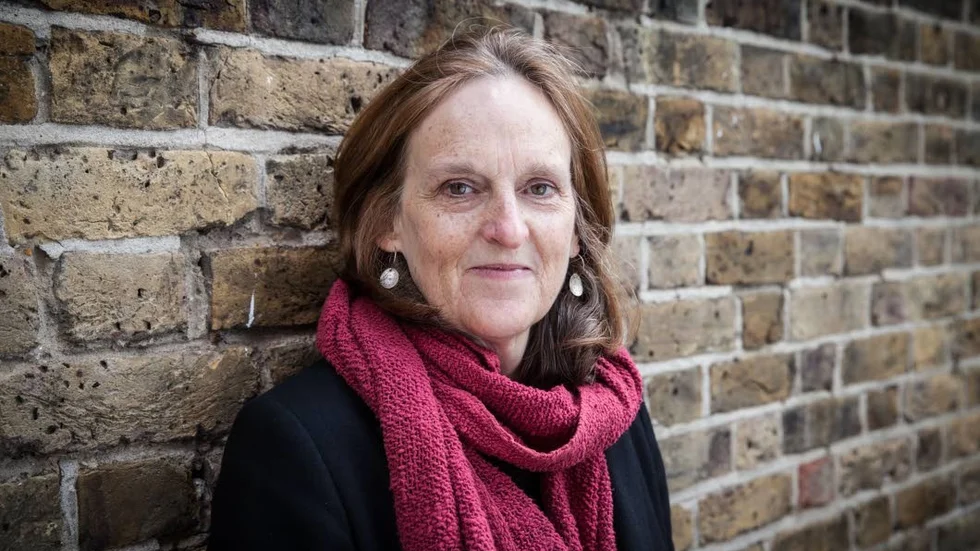 Tessa Hadley (född 1956) är förutom författare också professor i kreativt skrivande samt litteraturkritiker i tidningen The Guardian.