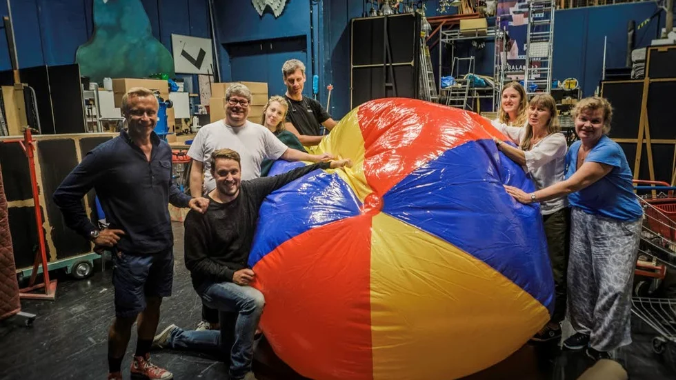Nästan alla bakomscenenarbetare på Uppsalastadsteater är samlade bakom scenen. Från vänster: Pasi Vaara, Pontus Eklund, Thomas Hedqvist, Lina Friedländer, Anders Hemström, Ebba Hugo, Birgitta Nolin och Maria Freeney.