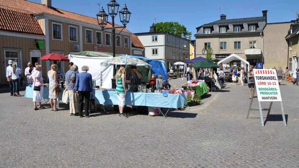 Torgliv med marknad på Rådhustorget i Östhammar.