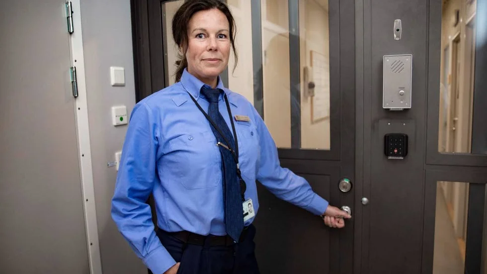 "Ibland är det så fullt att vi får transportera intagna till Gävle eller Stockholm", berättar Pernilla Vikström som är chef för häktet i Uppsala.