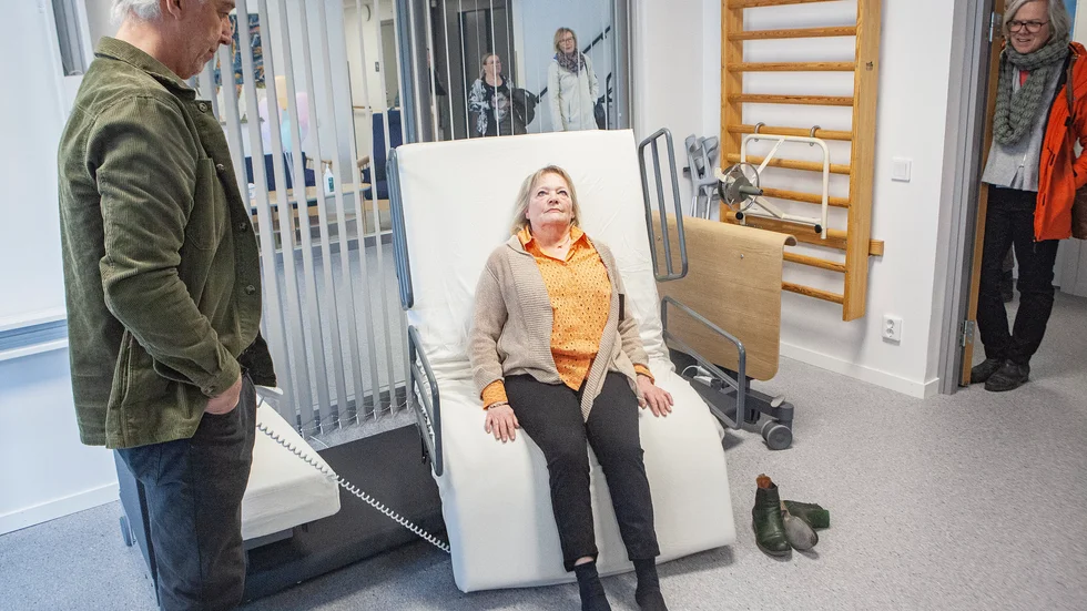 Enhetschefen Anne-Marie Lundqvist provligger den nya sängen, som kan sänkas, höjas och vridas i alla tänkbara riktningar.