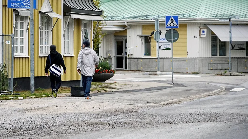 En missshandlad man har hittats i centrala Kalix. Polisen utreder vad som har hänt.