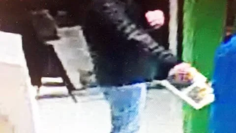 Tjuven ser på när personerna slår in sin kod bankomaten, därefter stjäls kortet och kontot rensas. Ytterigare två gärningsmän står intill bankomaren.
