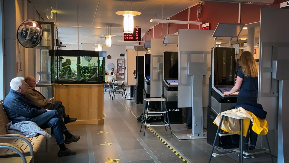 I polisens reception på Garnisonen hanteras kunder som vill förnya sitt pass på löpande band. Den som bokar en tid i Linköping nu kan få vänta till nästa år.