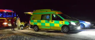 En till sjukhus efter olycka – varning för mycket halt väglag