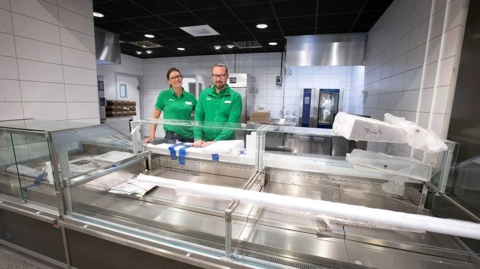 BILD: Maria Johansson | I den manuella charken kommer man kunna köpa bland annat tapasbrickor. Fredrik Stenberg, butikschef och Marith Andersson, biträdande butikschef ser fram emot invigningen.