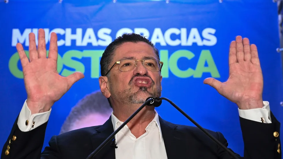 Rodrigo Chaves tar över som president i Costa Rica den 8 maj.