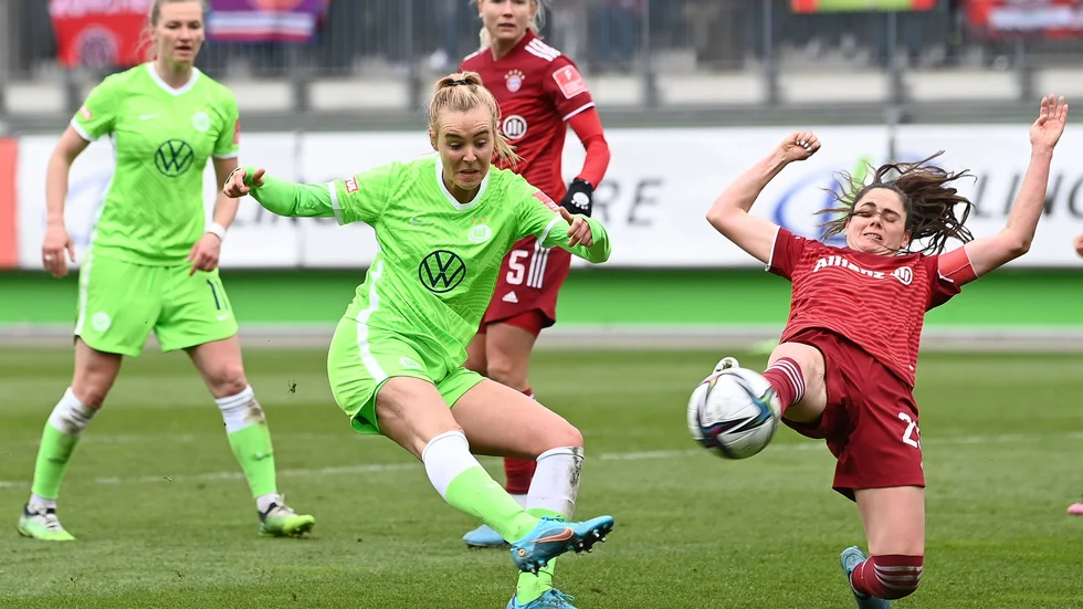 Wolfsburg, i grönt, och Bayern München, i rött, gör som väntat upp om Bundesligatiteln. Arkivbild.