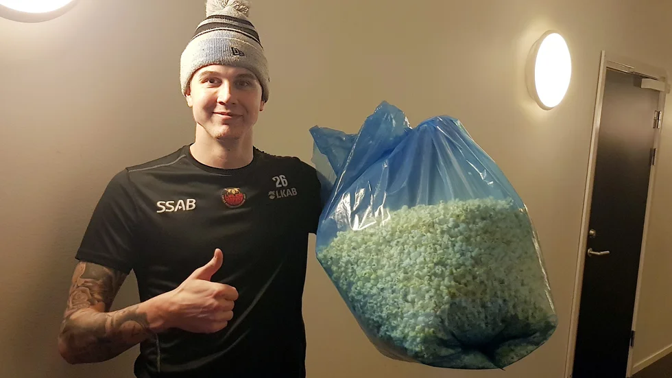 Radek Muzik firade Luleå Hockeys seger mot Örebro med popcorn.