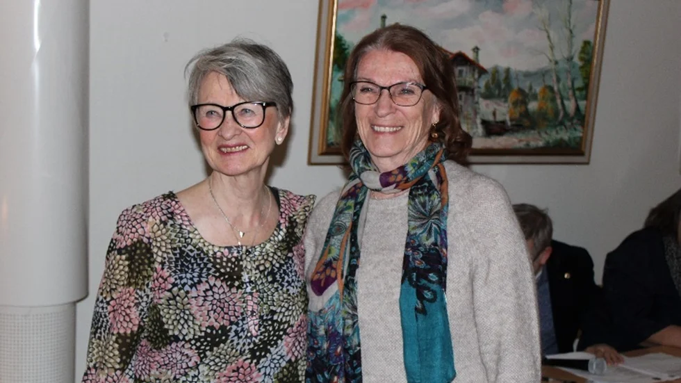 Paula Huss (till vänster) antogs som ny medlem. Här med sin fadder Ulla Engstedt (till höger).
