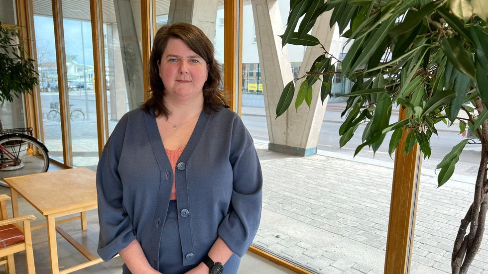 "Vi tänker inledningsvis halvera kostnaderna för hyrpersonal men i slutänden är målet tydligt – vi kommer alltid vilja satsa på egen personal hellre än att skicka vinst till hyrbolag", lovar Kaisa Karro (S) regionråd i Region Östergötland. 
