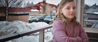 Clara, 8 år, ser skolan från balkongen – men får inte plats, enligt rektorn • Tvingas till längre skolväg – och tidiga morgnar: ”Är helt slut”