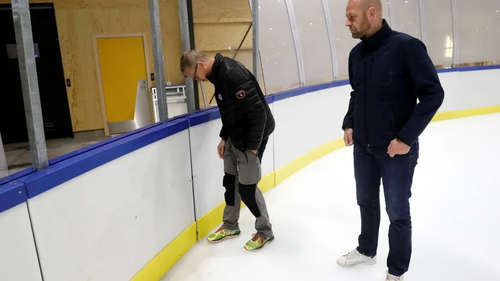 Har träffats. Här inspekterar Fredrik Laurin, till höger sargen i den nya uishallen vid ett tidigare tillfälle. Han är glad för att dialogen kommit i gång med kommunen.
