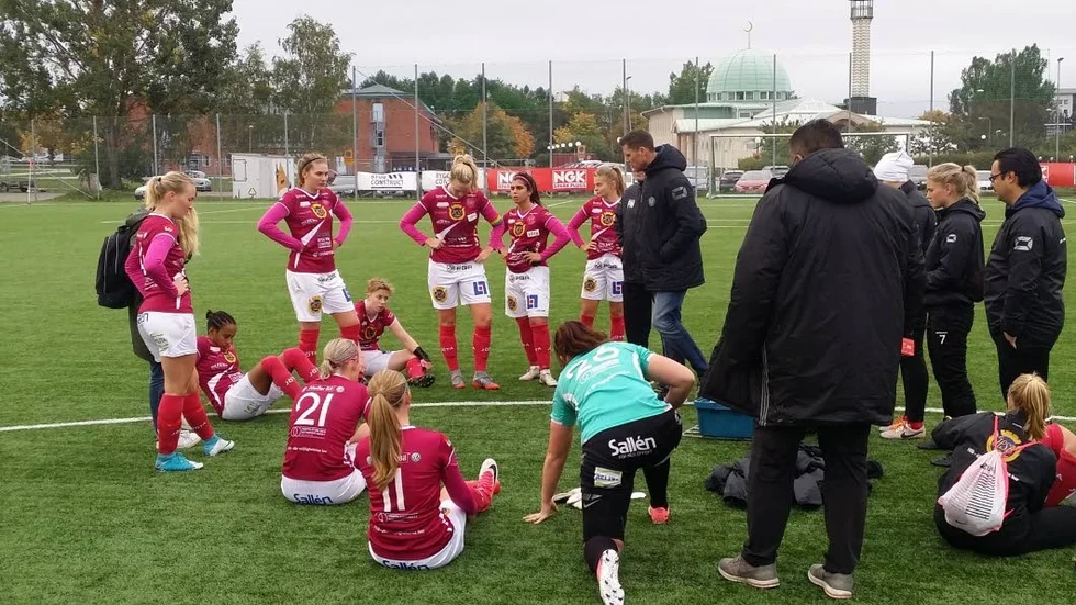 Deppigt. Uppsala Fotboll, med Aisha Faiqi  i mitten, deppar efter 0-1-förlusten hemma mot IFK Kalmar.