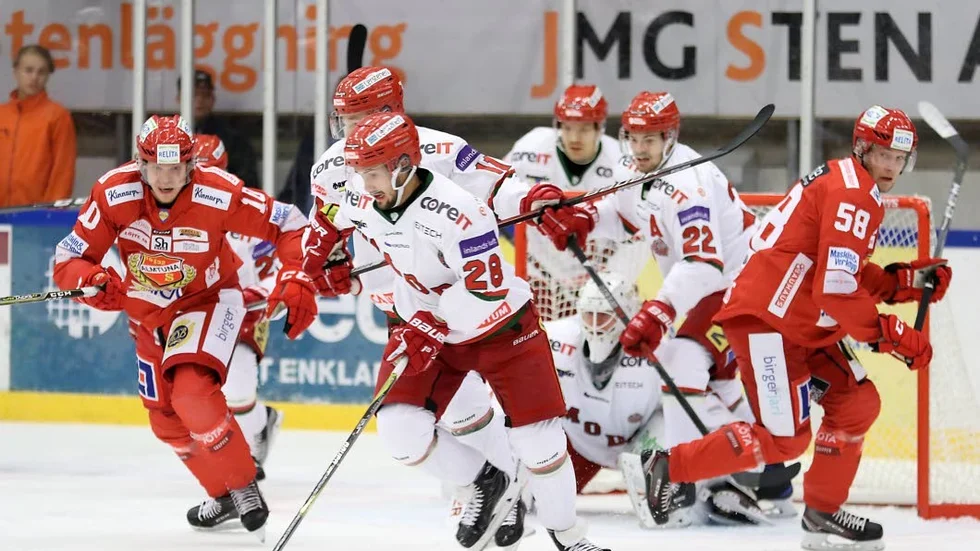 Fredrik Forsberg, t h, fick matchstraff hemma mot Modo.