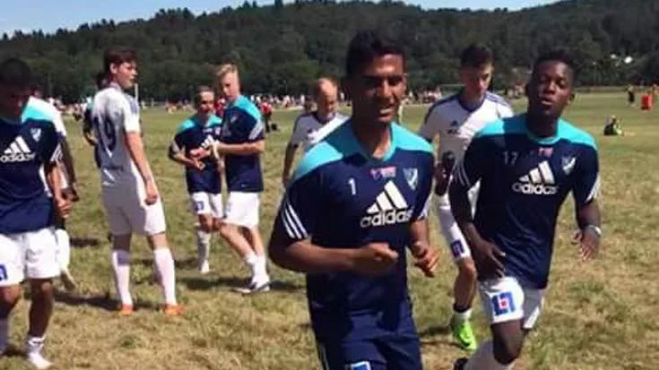 Uppvärmning. IFK Uppsala-spelarna värmer upp inför en match i Gothia Cup.
