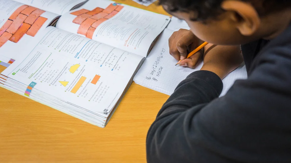 Matematik är det ämne som flest elever ägnar sig åt under lovskolan i Kinda kommun. I år blev tolv elever behöriga till gymnasiet efter sommarlovskolan. Nio av dem blev det genom ett godkänt betyg i matematik.