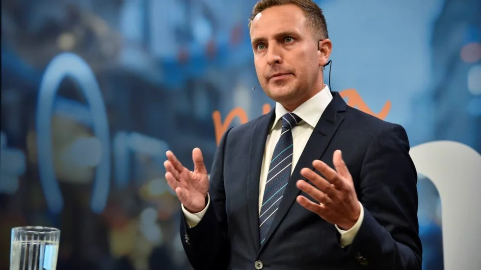 Tiggeriförbud. Moderaternas rättspolitiske talesperson och justitieutskottets ordförande Tomas Tobé menar att den krassa verkligheten är att det behövs ett tiggeriförbud.