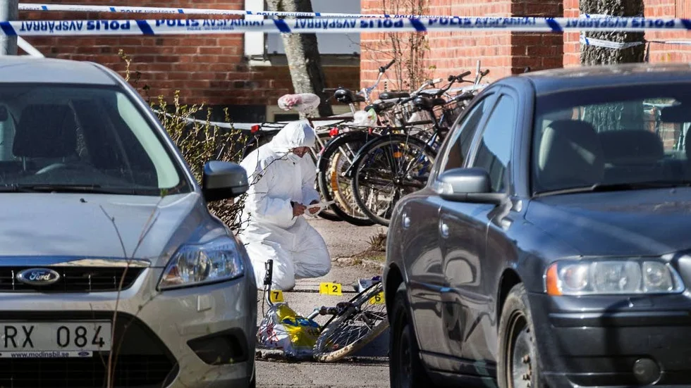 Okänt. Den 2 maj hittades en man död på Studentvägen i Uppsala. Mannen tros ha varit ute och samlat tomburkar när han dödades. Cirka 300 vittnesförhör har genomförts och polisen har gjort fynd som pekar på att brottsplatsen sannolikt är en annan än där mannen hittades. En ung man anhölls kort efter dådet men släpptes senare. Motivet till mordet är okänt.