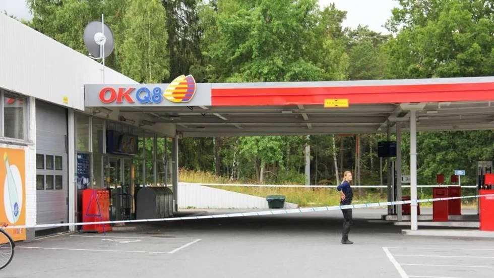 Tre maskerade rånare kom över cigaretter och kontanter.