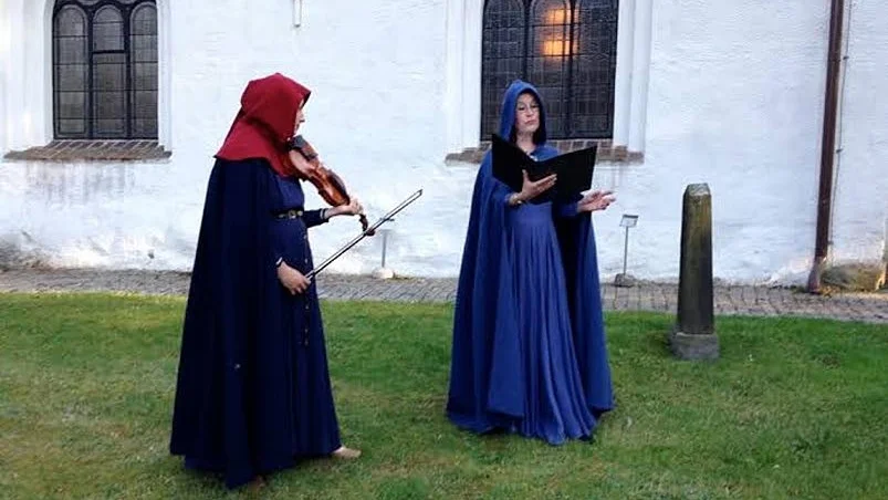 Konsert. Sopranen Ruth Edman och kyrkomusiker Elisabeth  Mühlhäuser bjuder på tusen år av musik och historia i en kyrkohistorisk konsert i Litslena kyrka den 30 juli.