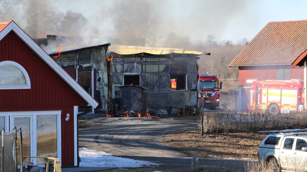 Klockan 13:31 på söndagen inkom ett SOS-larm om en brand i en verkstad i Hönsgärde, öster om Knivsta.