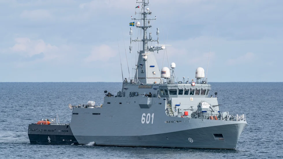 13 krigsfartyg är på väg mot Stockholms frihamn för vila efter en militärövning. Det polska minröjningsfartyget ORP Kormoran på bilden är från ett annat tillfälle. Arkivbild.