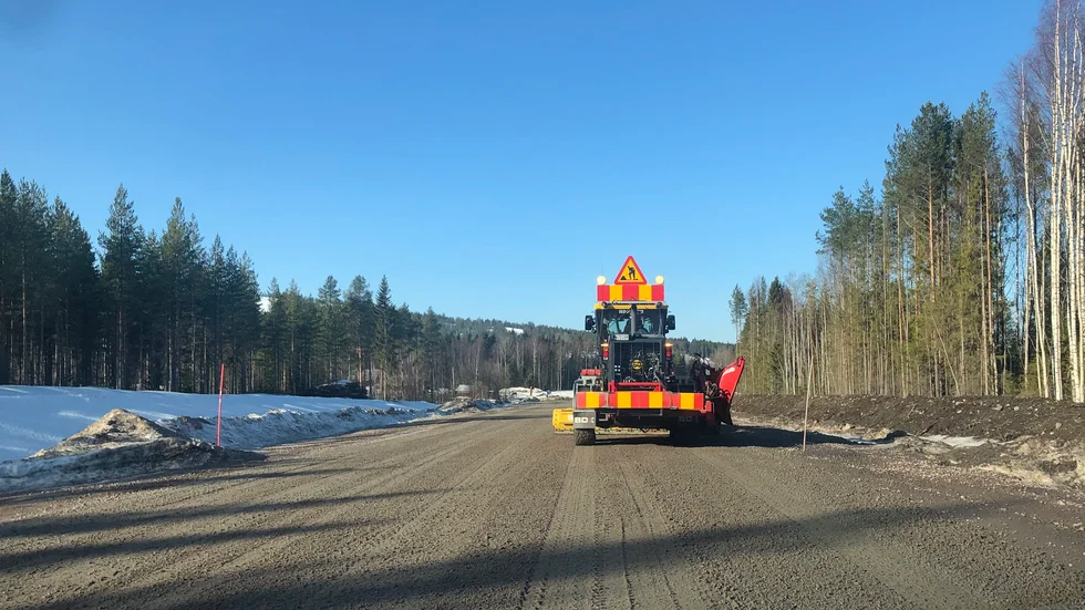 Arbetet pågick för fullt på tisdagen med att förbättra väglaget längs väg 373 innan SM-veckan drar igång.