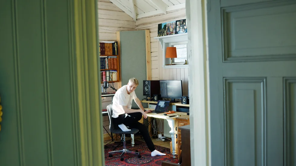 Frithiof Stenvall gör musik under namnet Tall Blonde och har de senaste åren lagt ner större delen av tiden på att bygga upp och renovera en bagarstuga till musikstudio.