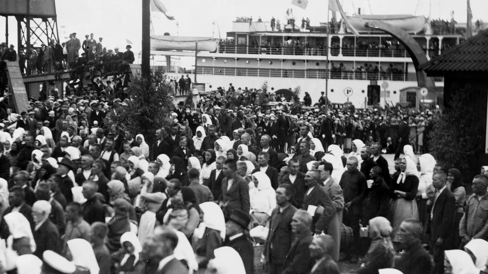 Prins Carl tog emot i hamnen i Trelleborg när nära 900 gammalsvenskbybor anlände till Trelleborg den 1 augusti 1929. Många av dem hamnade så småningom på Gotland där familjenamn som Utas, Mutas, Buskas och Hoas sedan länge är etablerade.