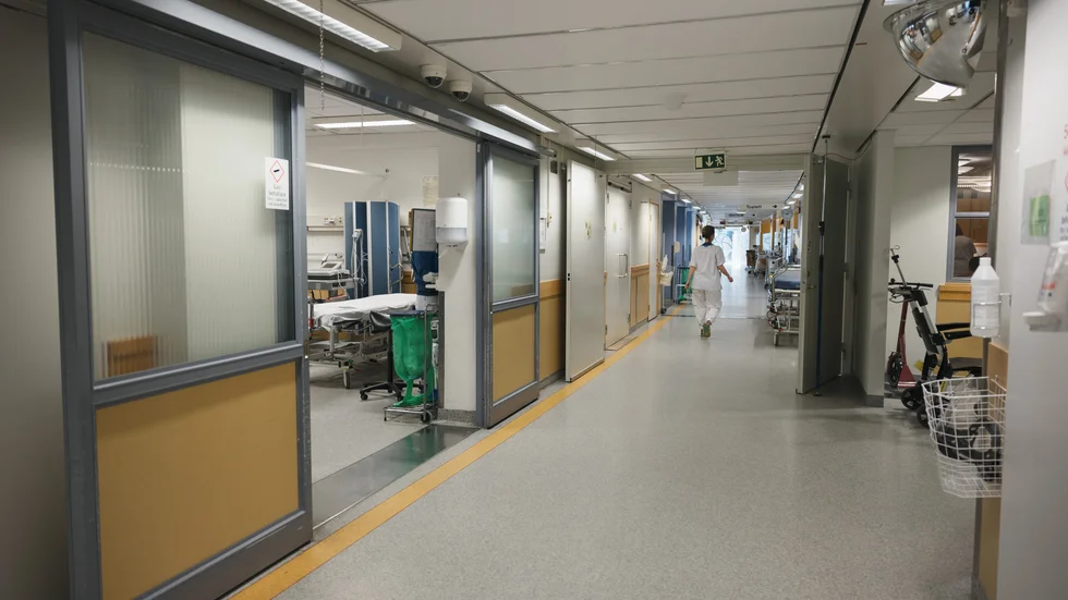 Akutmottagningen drabbas hårt när vårdplatsbristen ger långa väntetider för de patienter som ska läggas in på sjukhuset.