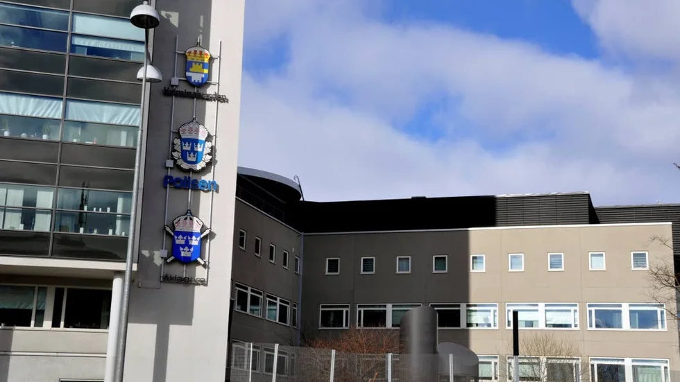 Häktet i Uppsala bör efter ett självmord i februari åtgärda samtliga sina rum för att minimera möjligheterna för den som är suicid, menar Kriminalvårdens utredare.