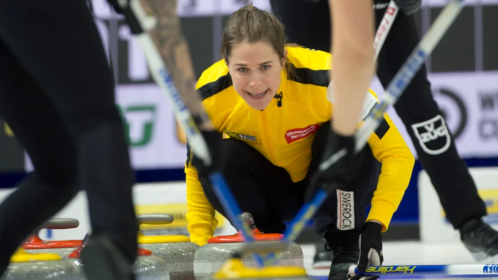 Sveriges skipper Anna Hasselborg under curling-VM i Kanada. Laget vann sin tredje gruppspelsmatch, mot Danmark, natten till måndag svensk tid.