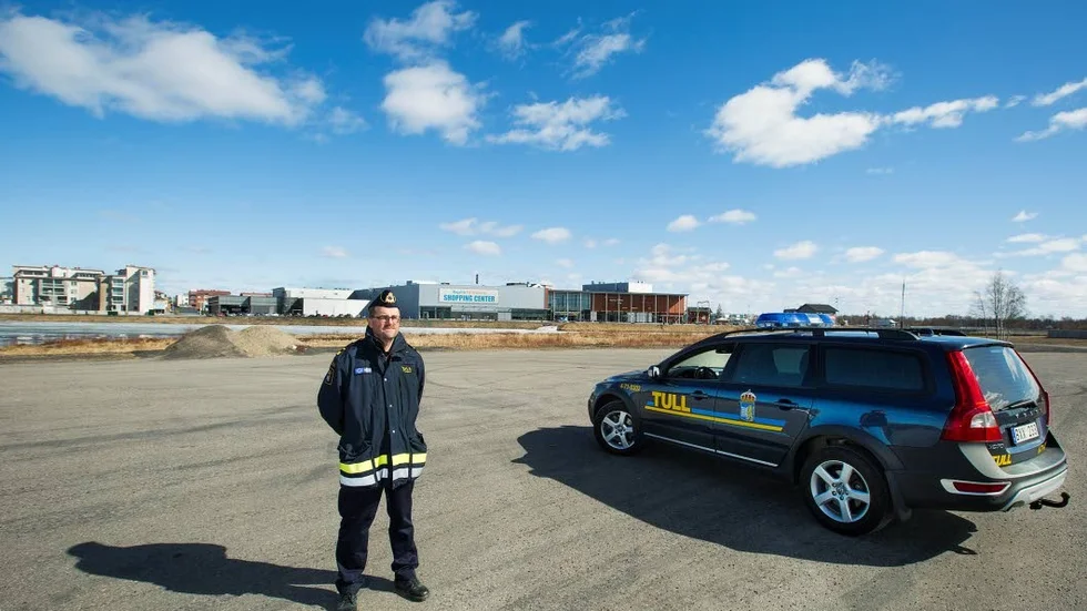 Linda Ylivainio (C) och två av hennes riksdagskollegor reagerar på hur lite som satsas på tullverksamheten längs svensk-finska gränsen.