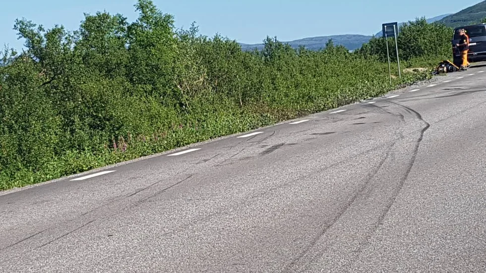 Polisen drar slutsatsen att lastbilen fick punktering och kom över på fel sida av vägen vid frontalkrocken på E10 vid Stordalen där två män avled.