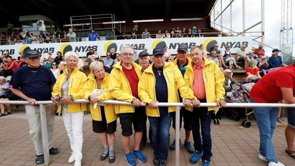 Ola Berglund (mitten i keps) och ett gäng andra medlemmar från Lions Club i Luleå fanns på plats.