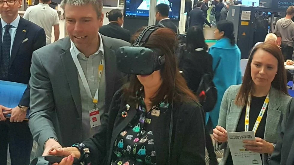 Sveriges minister för utrikeshandel och nordiska frågor, Ann Linde, får en demonstration av VR-miljön för framtidens gruva av Niclas Dahlström och Lisa Ek.