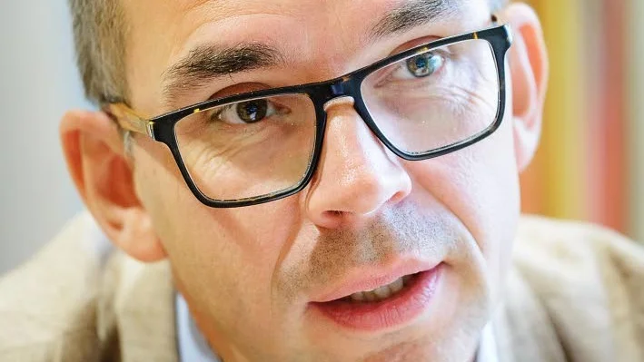 Kommunalråd Niklas Nordström (S) hade kämpat i flera år för att Talga resources skulle etablera en anläggning i Luleå. "Vi ville beskriva strykan i att även sköta förädlingen här, i stället för att bara skeppa grafiten vidare ut i världen", säger han.