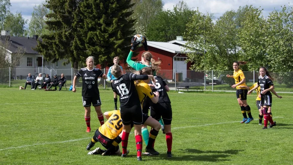 Infjärdens SK försökte, men bortalagets målvakt Tuva Sällvin nekade vid samtliga tillfällen.