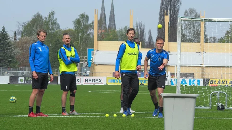 Sirius avslutade fredagens träning med lite lekar. Här: Kasta boll i papperskorg.