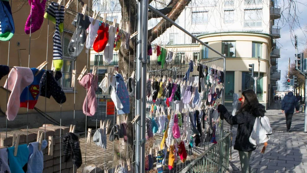 Färgglada strumpor prydde byggstaketet i korsningen Väderkvarnsgatan och S:t persgatan under Downs syndromdagen.