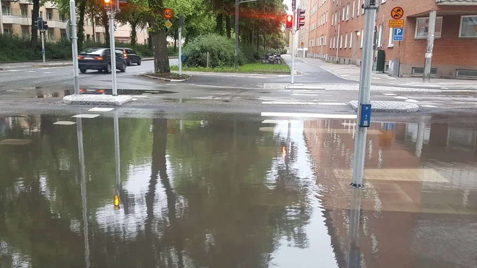 Stor regnamsamling i korsningen Luthagsesplanaden/Sysslomansgatan på torsdagsmorgonen.