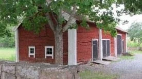 Förrådshuset intill Vänge kyrka.