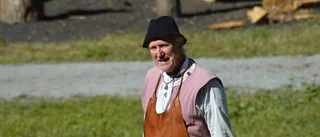 Han regisserar amatörer och proffs