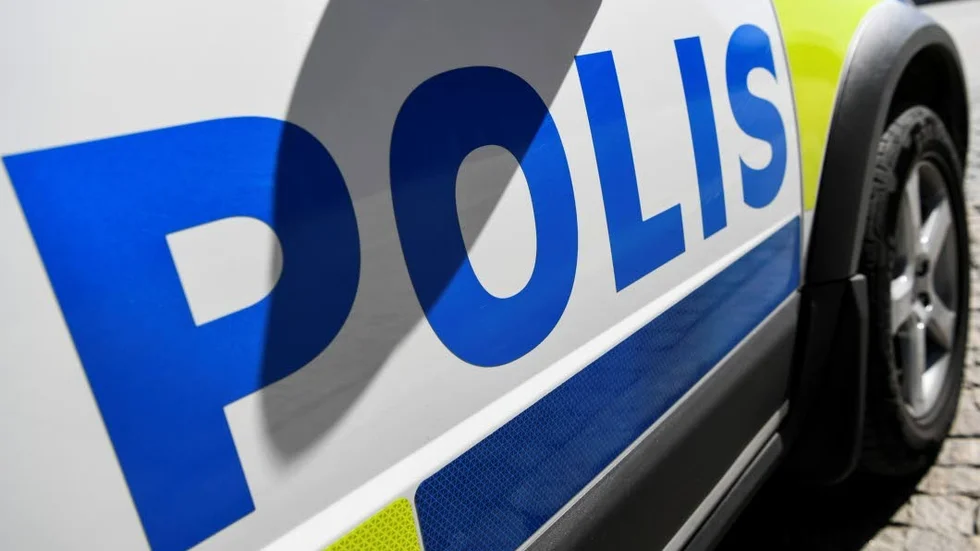 Polisen har spärrat av traktor där gps-utrustningen stulits och gör en teknisk undersökning på platsen under onsdagen.