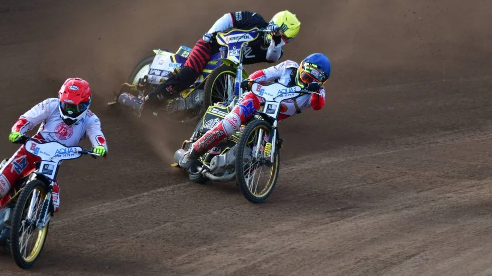 Rospiggarnas Max Fricke (röd) i par med Tero Aarnio (blå) tar överraskande en femetta mot Indianernas Tai Woffinden och Piotr Protasiewicz i det sjätte heatet.