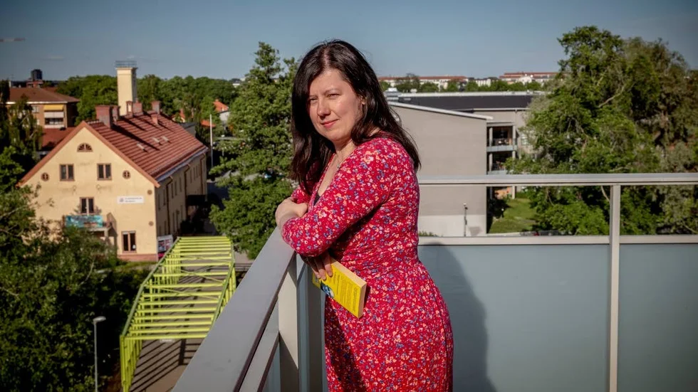 Uppsalaförfattaren Alma Kirlic på sin soliga takterrass, i staden som skulle bli hennes hem.